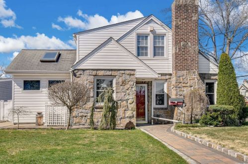 51 Mayflower Ave, Williston Park NY  11596-1517 exterior
