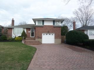 122 Beverly Pl, Plainedge, NY 11756-1702