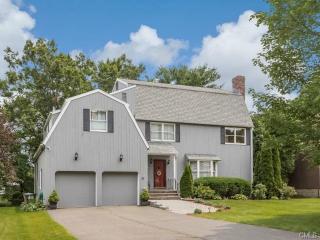 21 Coachlamp Ln, Stamford, CT 06902-2005