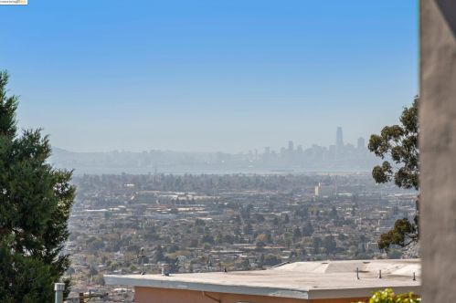 8017 Crest Ave, Oakland CA  94605-3611 exterior