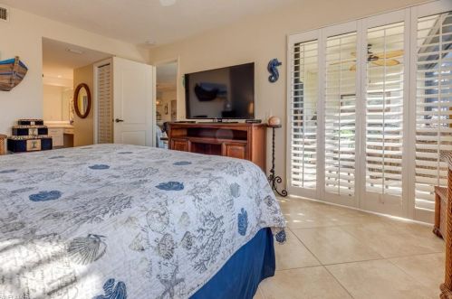 7260 Coventry Ct, Naples FL  34104-6717 exterior