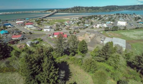 215 Willow St, Waldport, OR 97394-9832