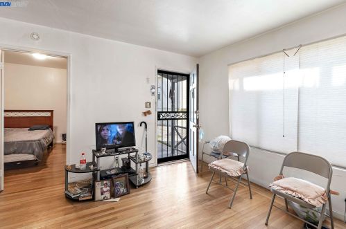 701 32 St, Oakland CA 94608-4304 exterior