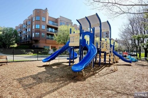 311 Nelson Ct, Edgewater NJ  07020-1618 exterior