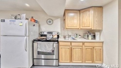 48 Fulton St, Lake Grove NY  11755-3040 exterior