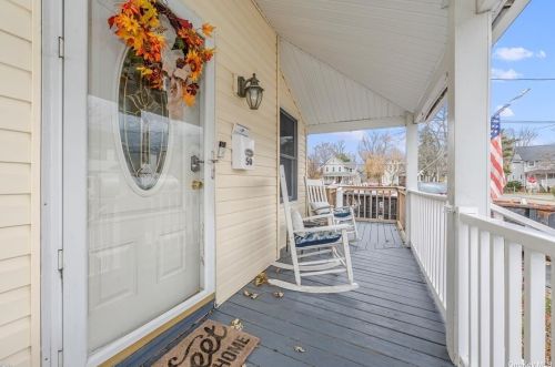 50 Totten Pl, Babylon NY  11702-2810 exterior