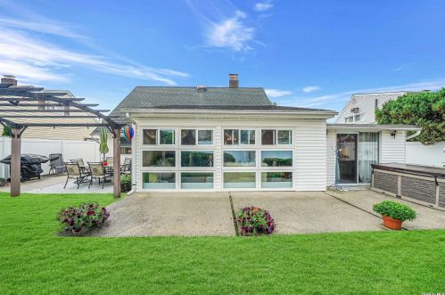 46 Wing Ln, North Wantagh, NY 11793-1234