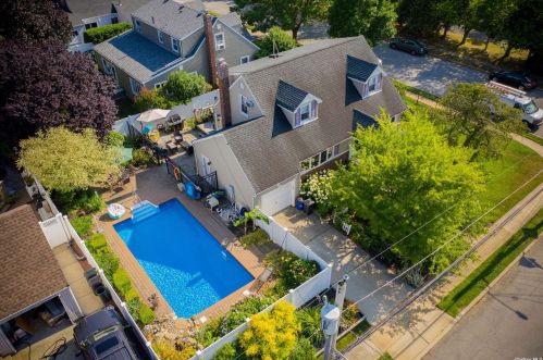 3766 Hudson Ave, Seaford NY  11783-2319 exterior