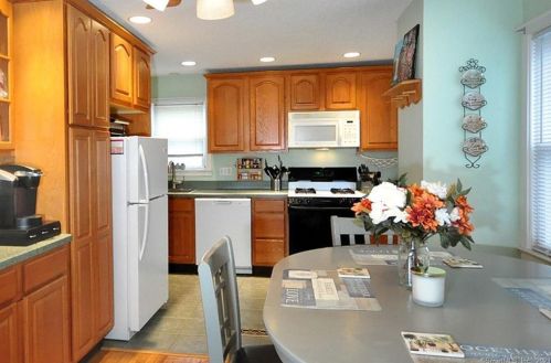 16 Oval Ln, Manchester CT  06040-4712 exterior
