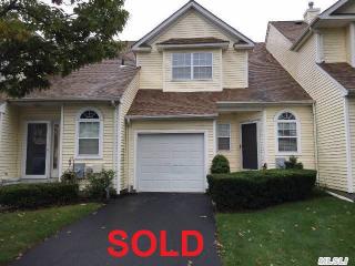 122 Cinnamon Ct, Huntington Station, NY 11747-4245