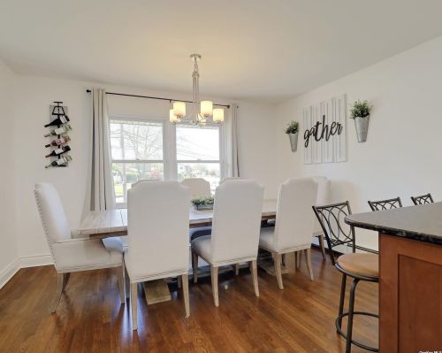 87 Wexford Dr, Oakdale NY  11769-1438 exterior