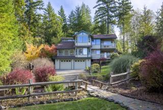 10075 Klahowya Trl, Bremerton, WA 98312-9544