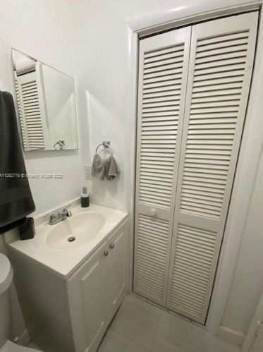 874 70th Pl, Hialeah FL  33014-5220 exterior