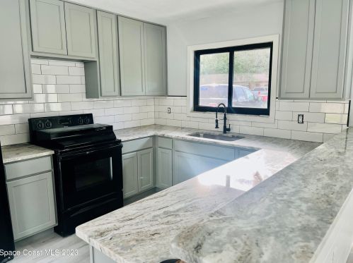 140 Caprona St, Sebastian, FL 32958-5631