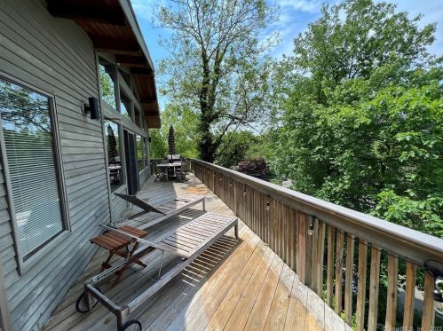 6 Buttonball Trl, Norwalk CT  06851-2812 exterior