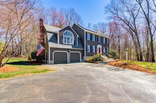 25 Crestview Dr, Mendon, MA 01756-1144