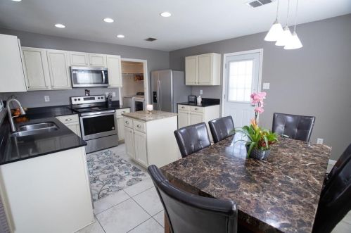 5128 Cliff Oaks Dr, Fort Worth TX  76179-2394 exterior