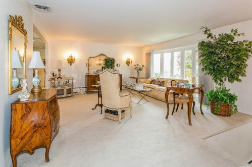 1098 Fordham Ln, Woodsburgh, NY 11598-1029