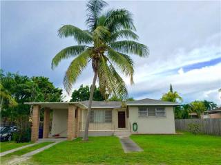10815 Peachtree Dr, Miami, FL 33161-7324