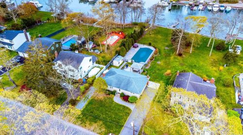 55 Hewitt Blvd, Center Moriches, NY 11934-2805