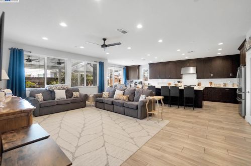 1611 Red Pheasant Ln, Manteca CA  95337 exterior