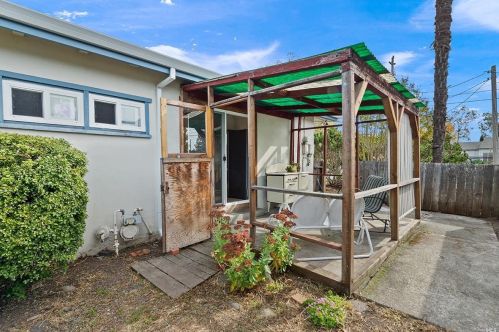 1233 Gloria Dr, Santa Rosa CA 95407-7483 exterior