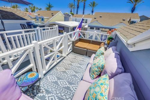 24 Bolivar St, Newport Beach CA  92663-4420 exterior