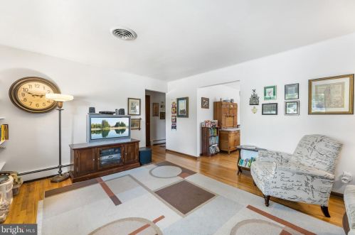 40 Wesleyan Dr, Trenton NJ  08690-1945 exterior