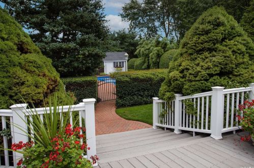 6 Brian Ln, Mount Sinai, NY 11766-1848