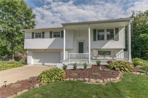 2045 Hermitage Dr, Twinsburg, OH 44087-1515