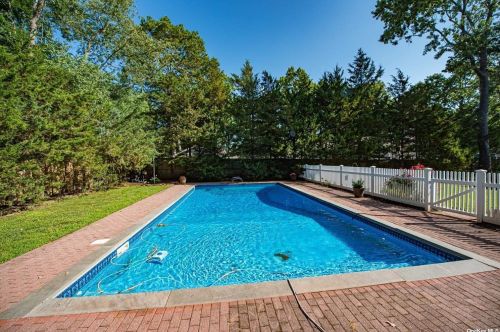 30 Vine Ln, Elwood NY  11731-3210 exterior