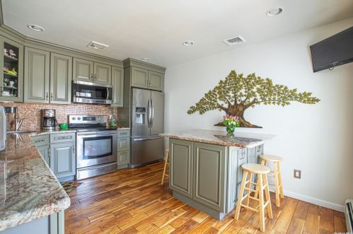 45 Evelyn Rd, West Islip, NY 11795-3828