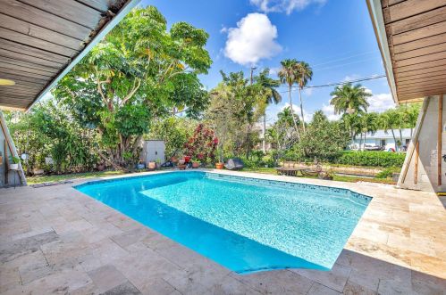 7621 Lake Dr, West Palm Beach FL  33406-8739 exterior