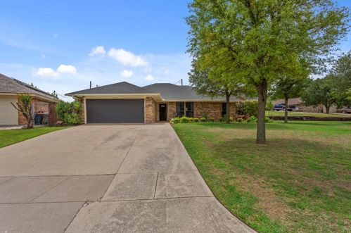 5240 Hill Ridge Dr, Fort Worth, TX 76135-1742