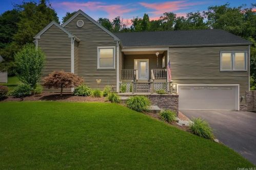 4 Cornwell St, Poughquag, NY 12570-5222