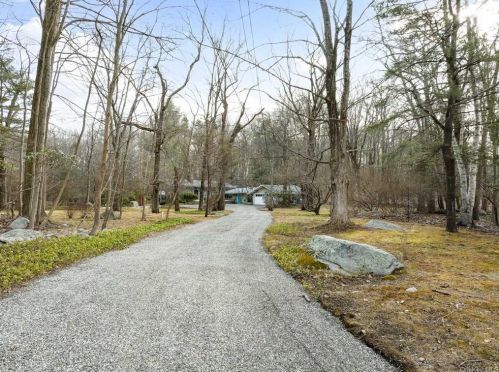 61 Eastwoods Rd, Scotts Corners, NY 10576-1840