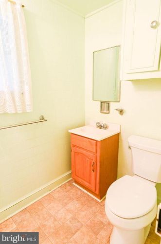 409 4th St, Laurel DE  19956-1505 exterior