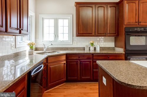 7337 Hooes Rd, Springfield VA 22152-3704 exterior