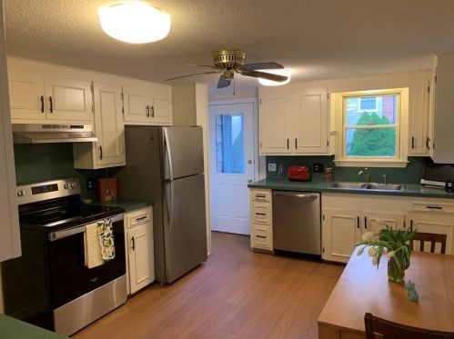 23 Hollywood Ave, South Kingstown, RI 02882-4407