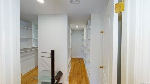 5 Amanda Ct, White Plains NY  10607-2418 exterior