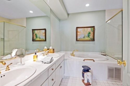 1 Doral Grn Dr, Rye Brook NY  10573-5405 exterior