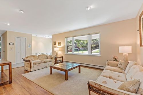 10 White Birch Dr, Crotonville NY  10562-2521 exterior