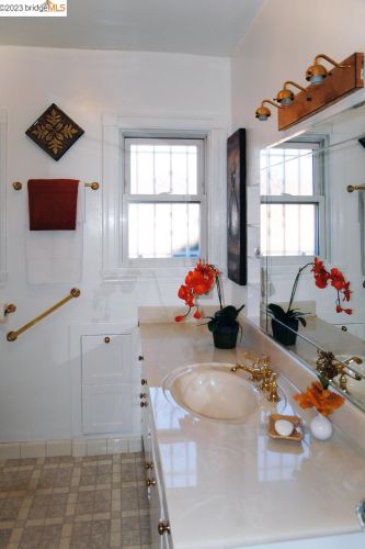 16497 Kent Ave, San Lorenzo CA  94580-1230 exterior