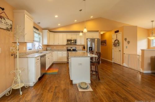 132 Shadybrook Ln, Waterbury, CT 06706-2357
