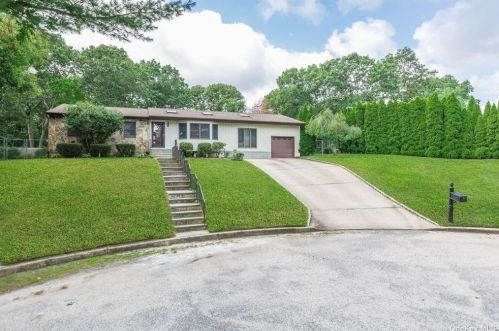 9 Saljon Ct, South Setauket, NY 11720-1651