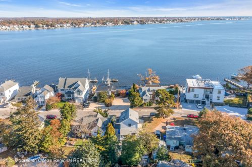 125 Bretonian Dr, Bricktown NJ  08723-5705 exterior