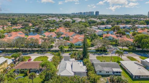 657 91 Ave, Naples FL 34108-2424 exterior