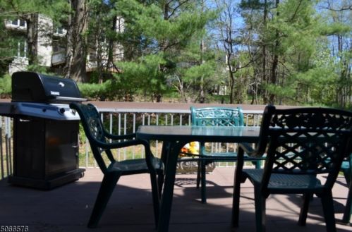 25 Monett Ct, Greystone Park NJ  07950-1957 exterior