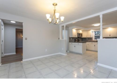 24 Hotchkiss Rd, Farmington CT  06032-2810 exterior