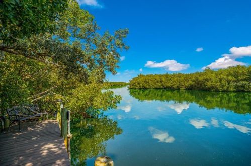 2718 Casey Ky Rd, Nokomis FL  34275-3306 exterior